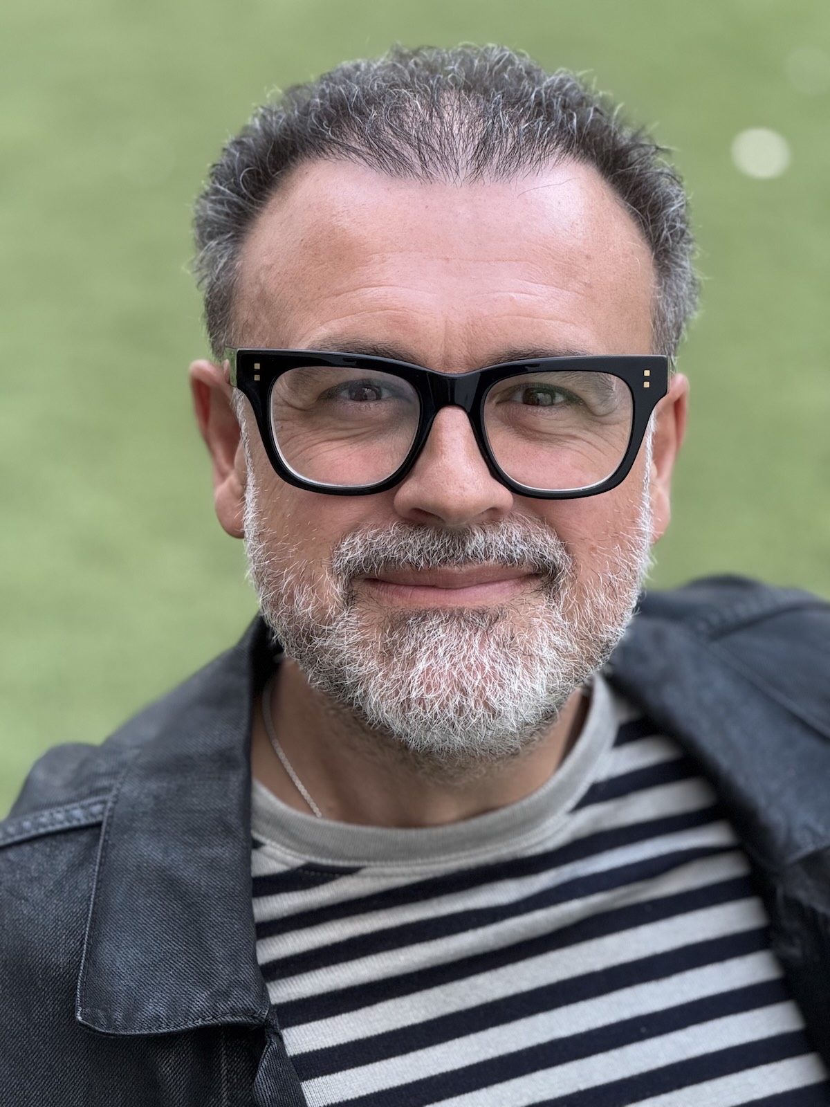 Fotografía en primer plano de Santiago Cambero